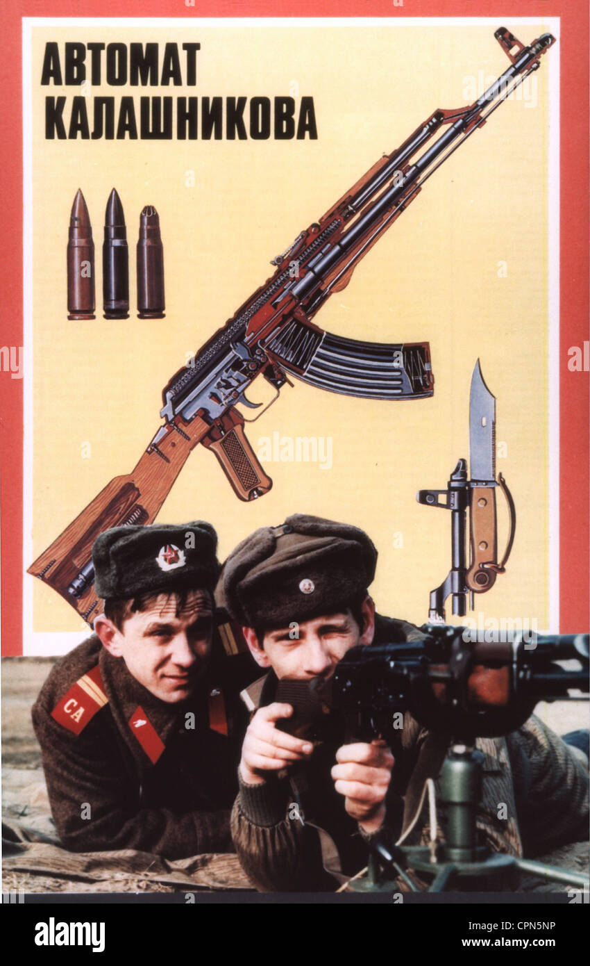 Waffen, zwei sowjetische Soldaten mit Maschinengewehr Kalaschnikow, Sozialistische Militärausbildung, Verlag: Zentralexekutivkomitee der GST, Hauptabteilung der Agitation, Ostdeutschland, 1985, Zusatzrechte-Clearences-nicht vorhanden Stockfoto