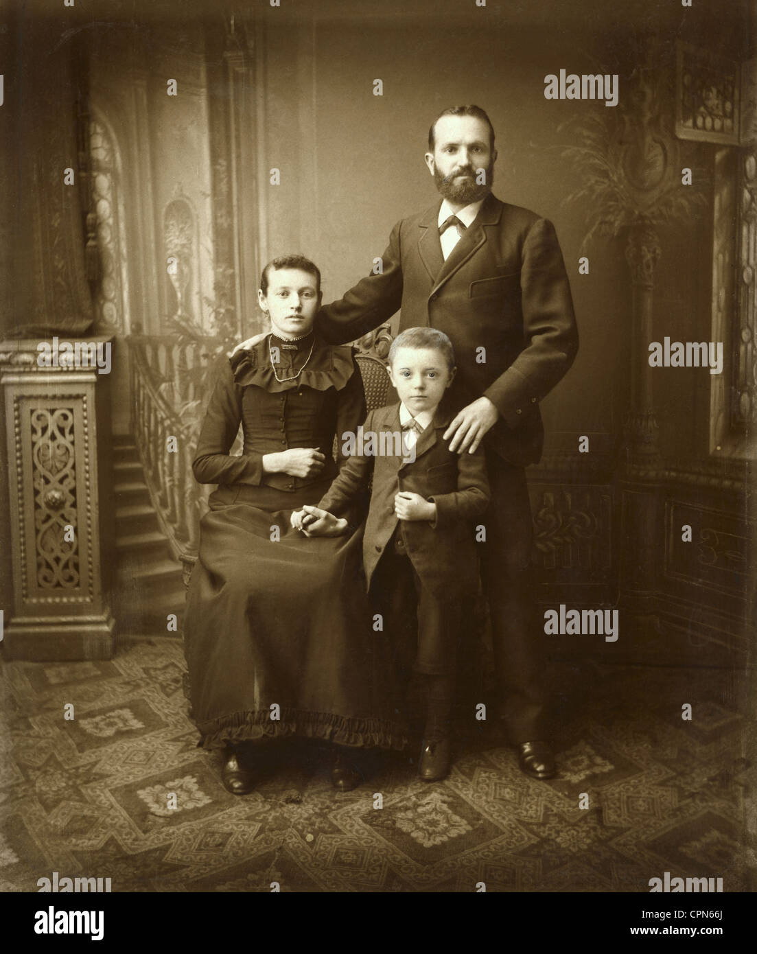 Personen, Familie, Vater, Mutter und Sohn, im Atelier des Fotografen aufgenommen, Retusche im Bereich des Kopfes stammen von dem ehemaligen Fotografen, Deutschland, um 1887, Zusatzrechte-Clearences-nicht vorhanden Stockfoto