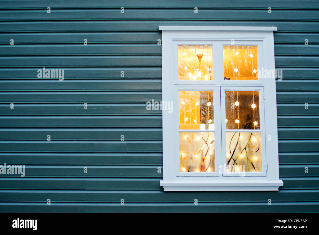 Weihnachtsbeleuchtung in Witwe hängen Stockfoto