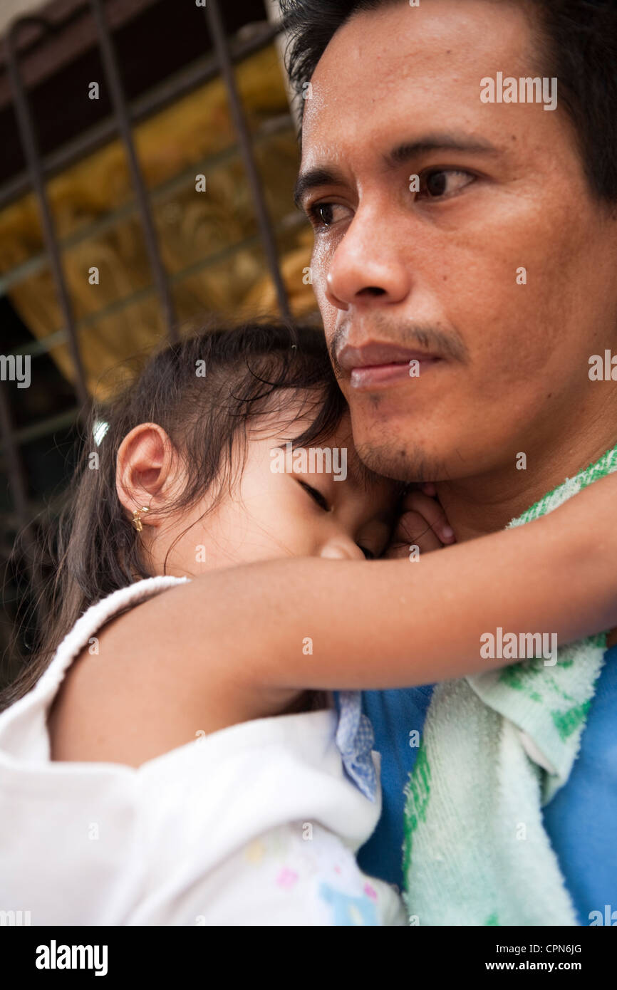 Philippinische Vater und Tochter. Lapu-Lapu City, Metro Cebu Mactan Island, Visayas, Philippinen. Stockfoto