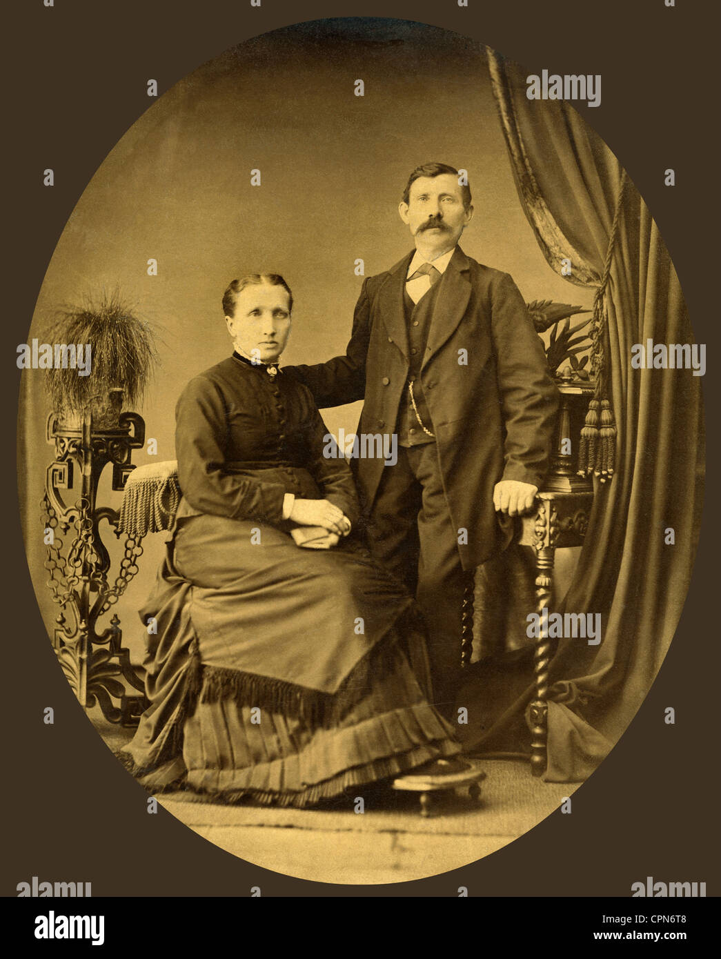 Personen, Paare, Ehepaar, Studio im Fotostudio, Deutschland, um 1880, Zusatzrechte-Clearences-nicht verfügbar Stockfoto