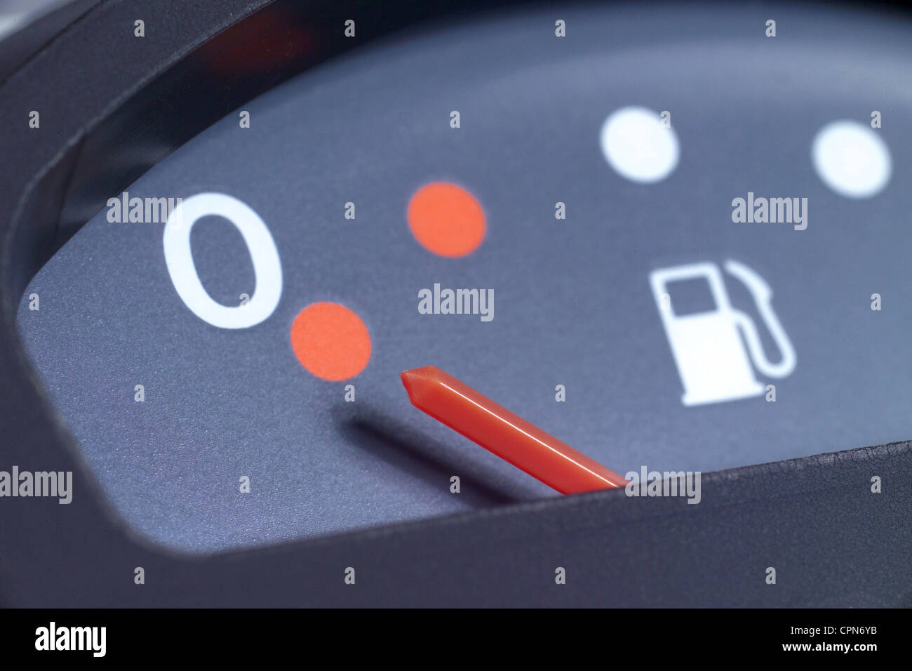 Verkehr / Transport, Autos, Detail, Tankanzeige auf Null, Deutschland