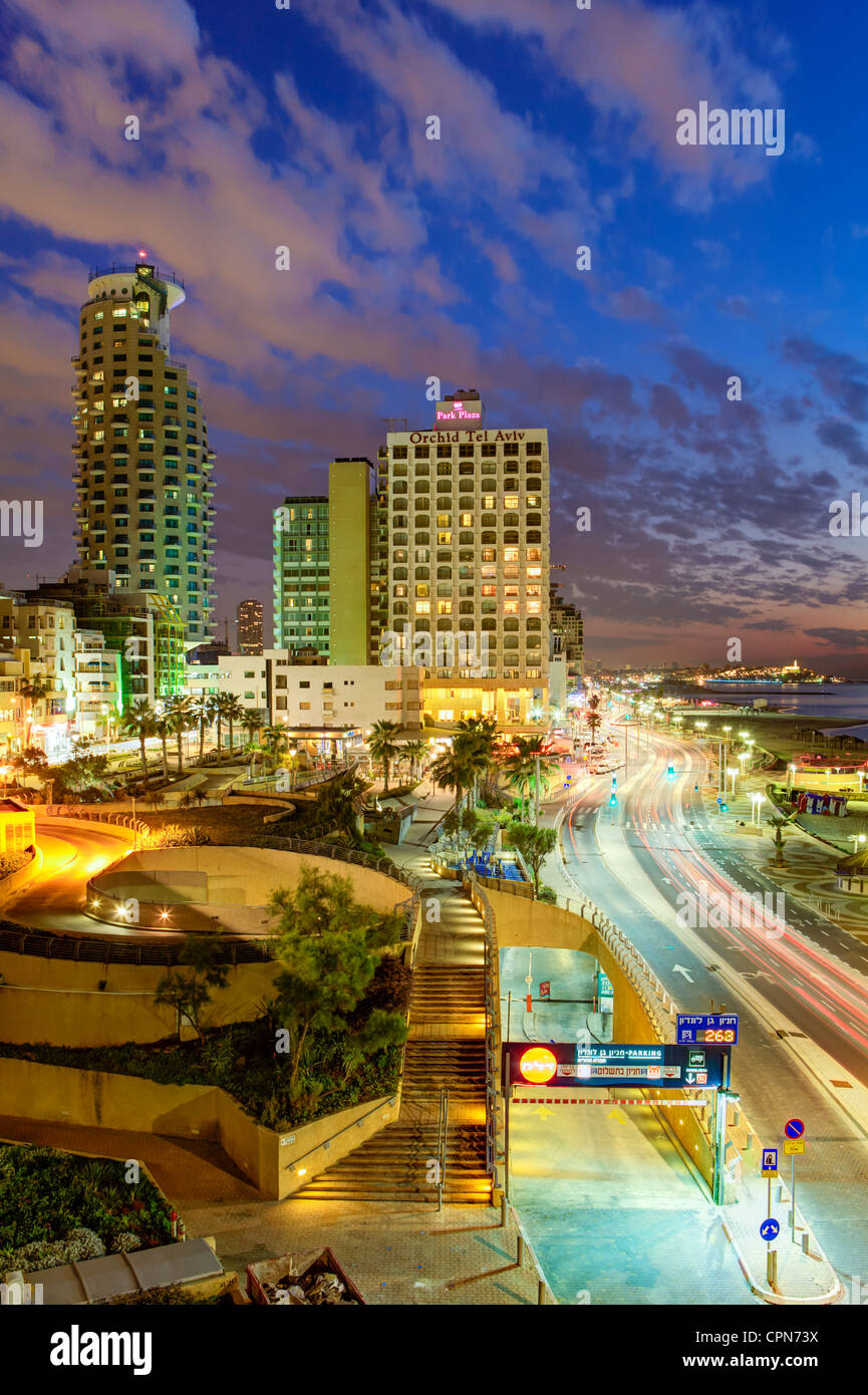 Nahen Osten, Israel, Tel Aviv, erhöhte Abenddämmerung Blick auf die Stadt am Strand Stockfoto