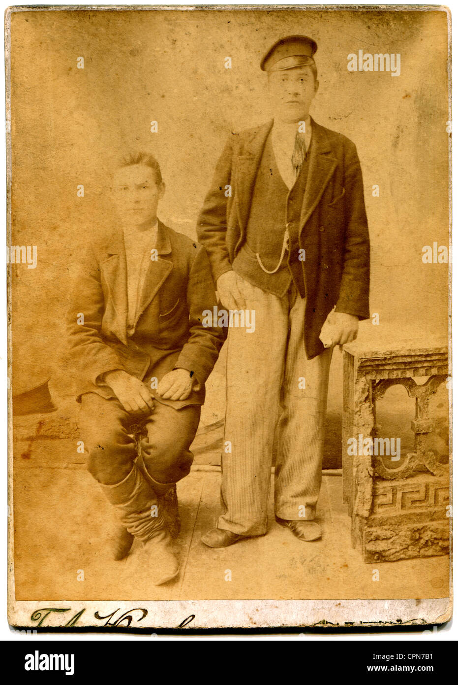 Russland - CIRCA Ende des 19 - frühen 20 Jahrhundert: eine antike Foto zeigt zwei Männer, Lugansk, Russland, Ukraine Stockfoto