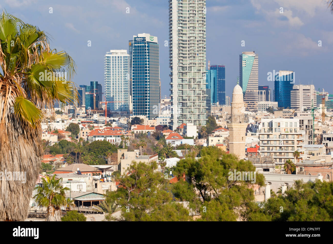 Naher Osten, Israel, Tel Aviv, Jaffa, Innenstadt von Gebäuden von HaPisgah Gardens Park gesehen Stockfoto