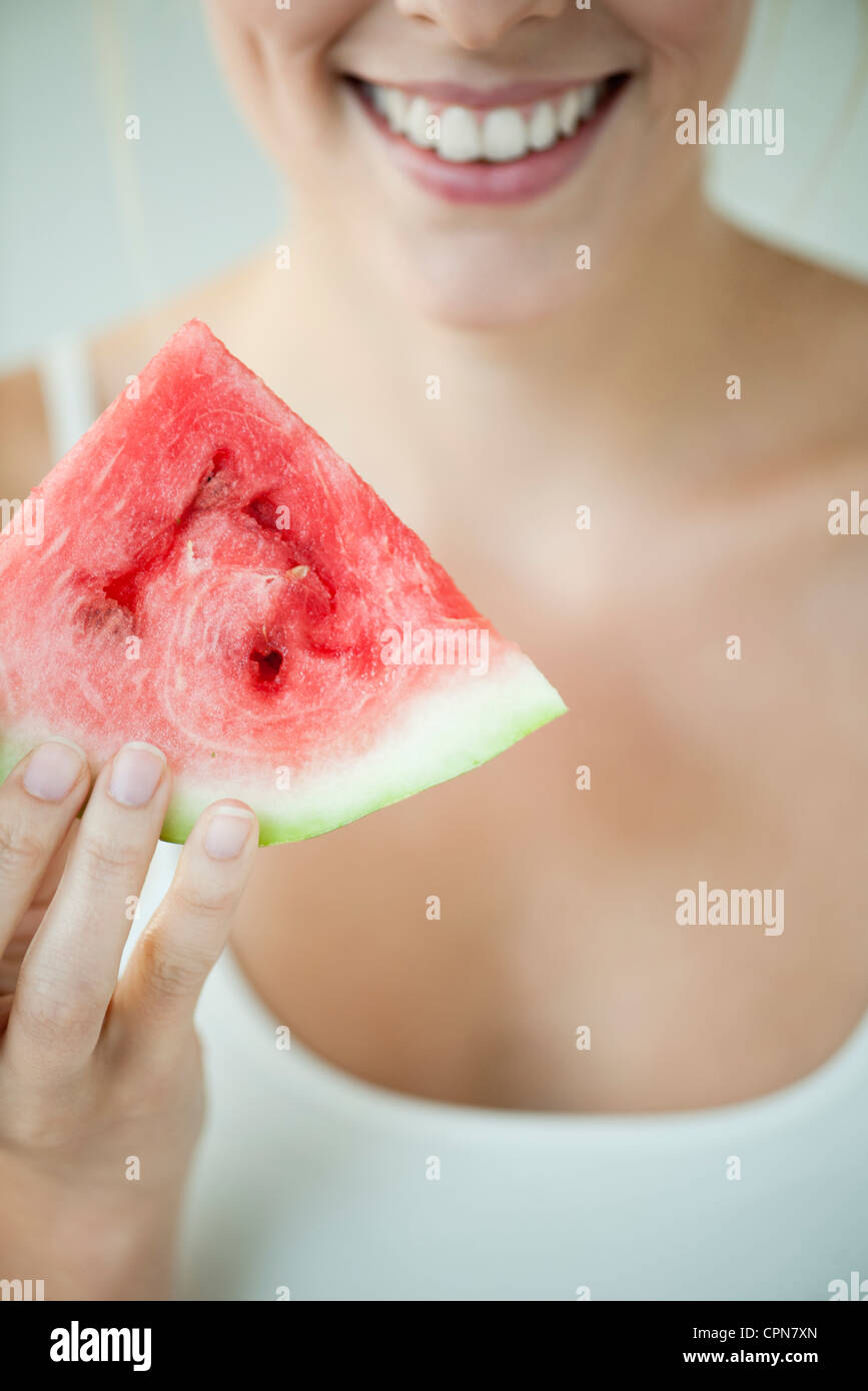 Frau Holding Scheibe Wassermelone Stockfoto