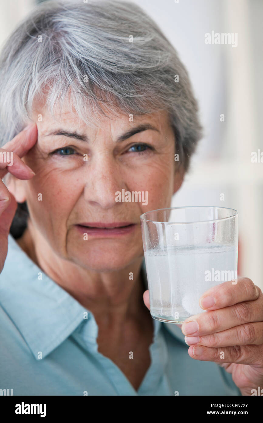 ÄLTERE PERSON EINNAHME VON MEDIKAMENTEN Stockfoto