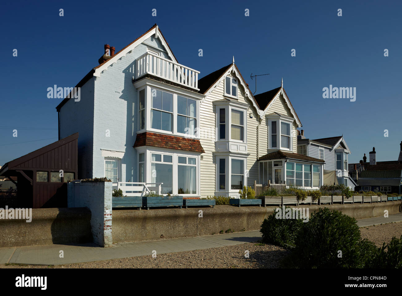 Häuser am Strand von Whitstable, Kent, UK. Stockfoto