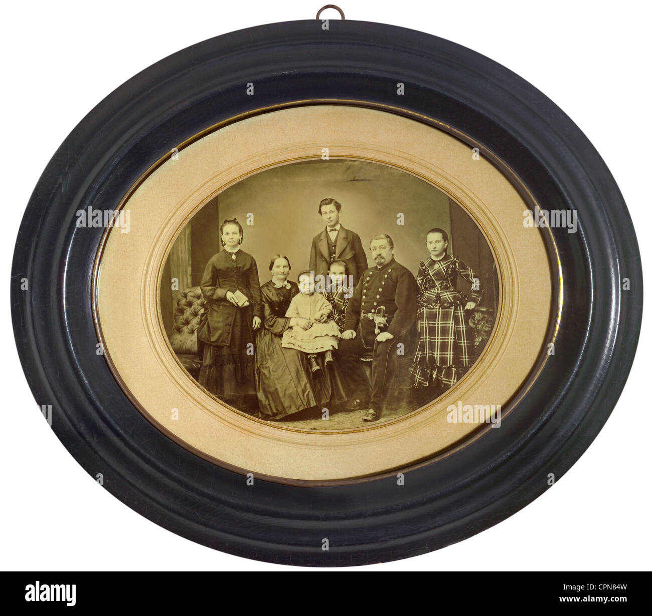 Menschen, Familie, Familie eines Kavallerie Kapitän, mit fünf Kindern, Deutschland, ca. 1866, Familienbild, Bilderrahmen, Bilderrahmen, Passe-Partout, montieren, oval, Holzrahmen, erweiterte Familie, Großfamilien, große Familie, Eltern, Eltern, fünf Kinder, 5, Vater, Väter, Mutter, Mütter, Söhne, Sohn, Tochter, Töchter, Kind, Mädchen, Junge, Jungen, posieren, Pose, Gruppe, Bild, Kinder, mit Kindern, Addition, Kinder, Abundance-Generation, Kinder, Ahnen, Ahnen, Ahnen, Ahnen, Kinder, Ahnen, Ahnen, Kinder, Ahnen, Ahnen Stockfoto