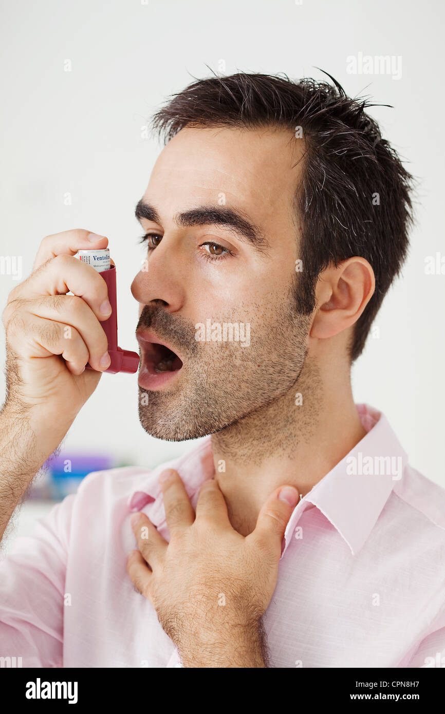 BEHANDLUNG VON ASTHMA, MANN Stockfoto