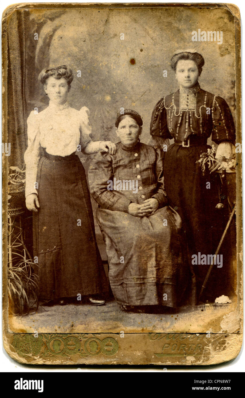 Russland - CIRCA Ende des 19 - Anfang des 20 Jahrhunderts: eine antike Foto zeigt alte Mutter von zwei erwachsenen Töchtern, das russische Reich Stockfoto