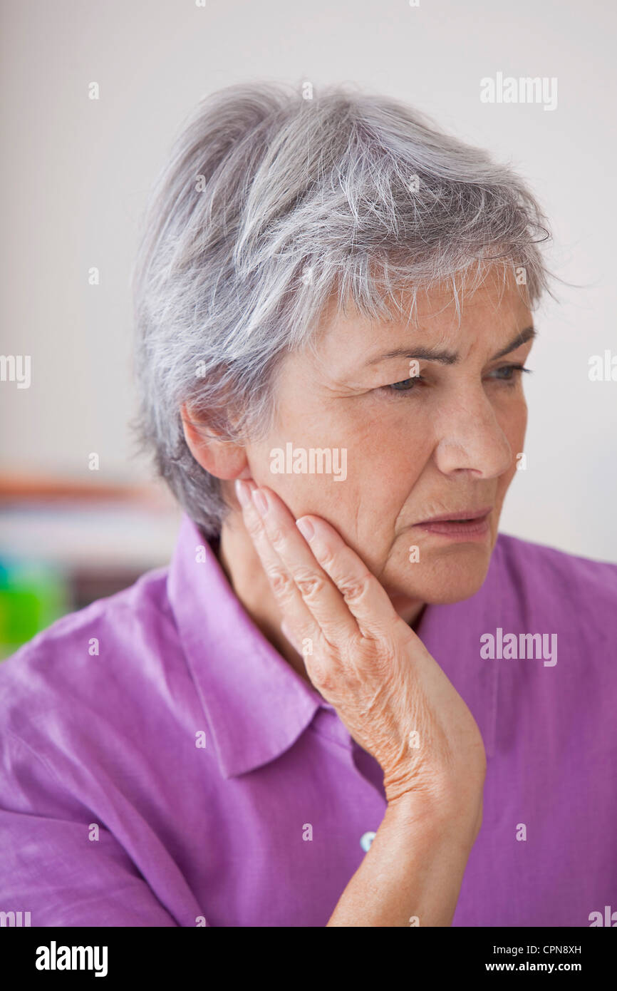 ÄLTERE PERSON MIT ZAHNSCHMERZEN Stockfoto