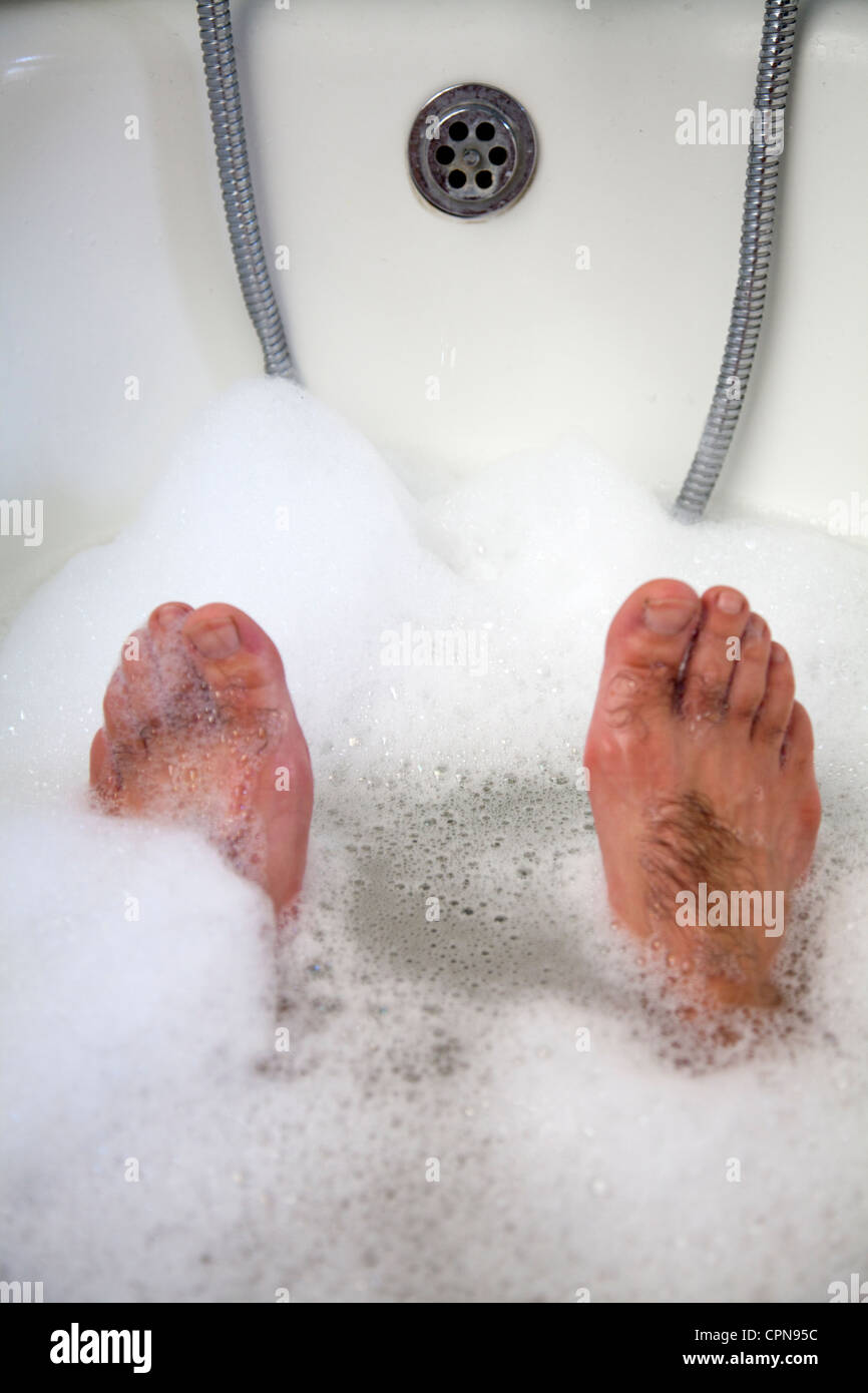 Füße in Badewanne Stockfoto