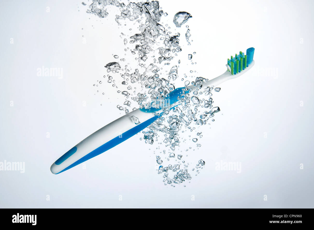 Zahnbürste in Wasser getaucht Stockfoto