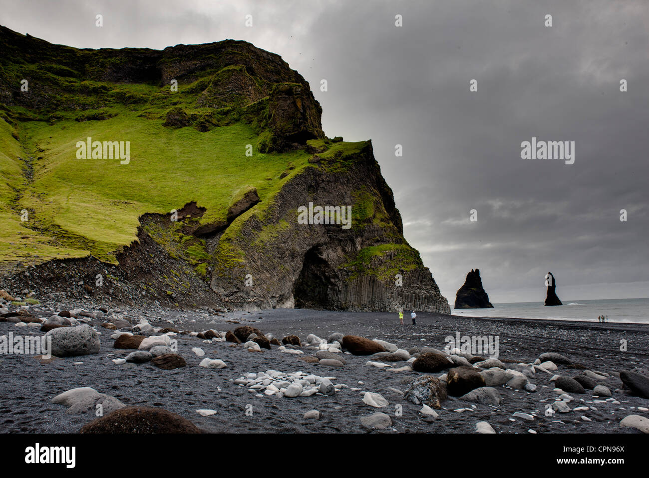 Säulenförmigen Basalt-Höhle und schwarzen Sandstrand, Vik, Vik, Island Stockfoto