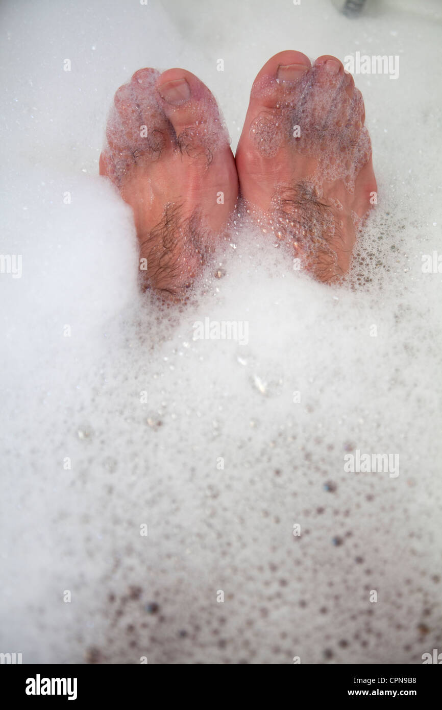 Füße in Badewanne Stockfoto