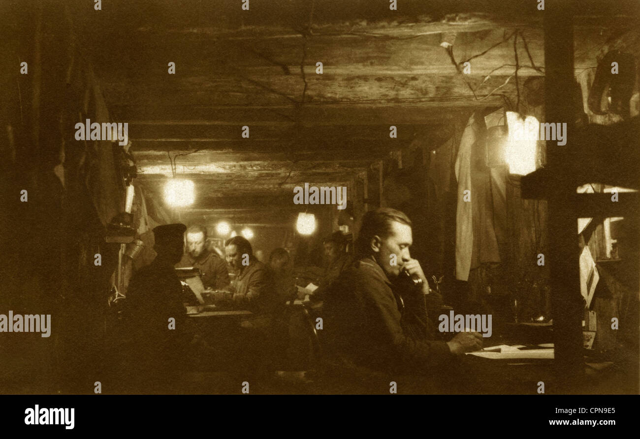 Erster Weltkrieg / 1. Weltkrieg, Deutschland, deutsche Soldaten im Tierheim an der Westfront, Belgien, um 1916, Zusatzrechte-Clearences-nicht vorhanden Stockfoto