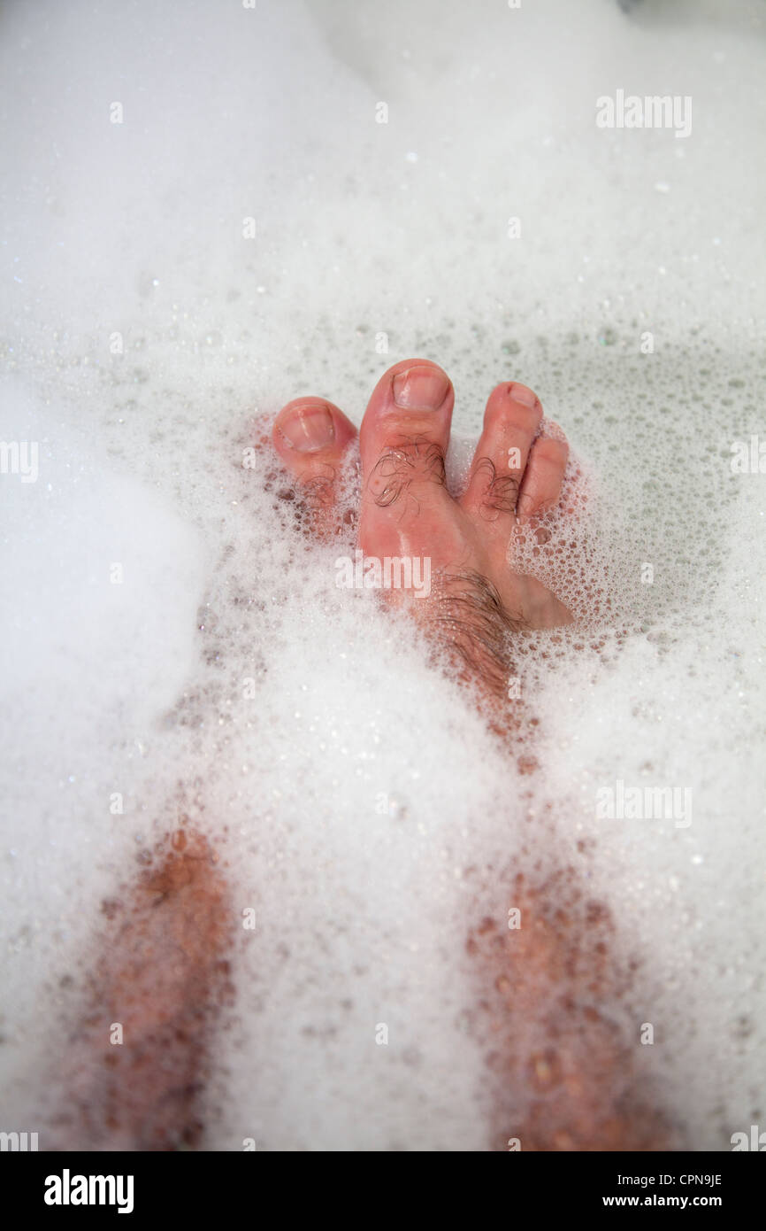Füße in Badewanne Stockfoto
