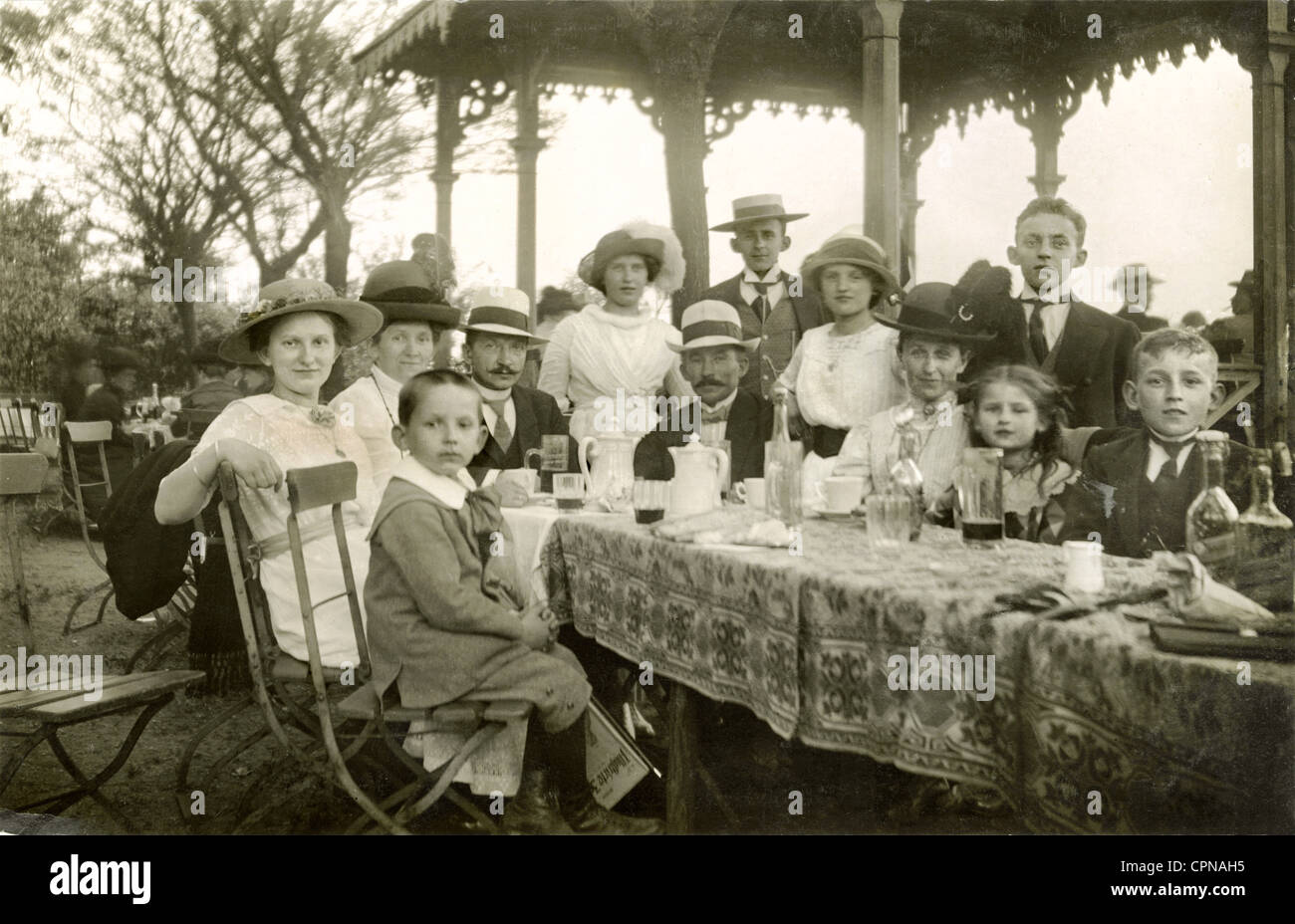Personen, Familie, Großfamilie, Familie im Biergarten, Deutschland, um 1909, Zusatz-Rechte-Clearenzen-nicht vorhanden Stockfoto