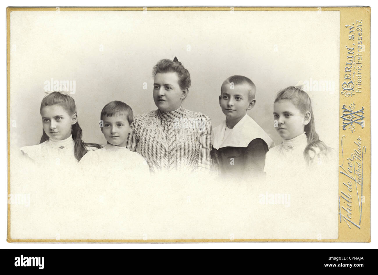 Personen,Familie,Mutter mit vier Kindern,Gruppenbild,Studiobotograf Achill de Veer,Friedrichstr. 247,Berlin,Deutschland,1904,Mutter,Mütter,vier,4,Geschwister,Geschwister,Brüder,Bruder,Schwester,Schwestern,Junge,Jungen,Mädchen,Mädchen,Kind,Kind,Kinder,Frau,Frauen,Mutterschaft,Familie,Familien,Menschen mit vielen Kindern,alleinerziehende Eltern,alleinerziehende Eltern,alleinerziehende Eltern,Familienfoto,Familienfotos,Portraitfoto,Familienportrait,Familienportrait,Souvenir Foto nicht,Erinnerungsfoto,Erinnerungsfoto,Gruppenbild,Kinderkinderrechte,Kinderaufklärung,Kindererziehung,Kindererziehung,Kindererziehung,Kindererziehung,Kindererziehung,Kindererziehung,Kindererzieh Stockfoto
