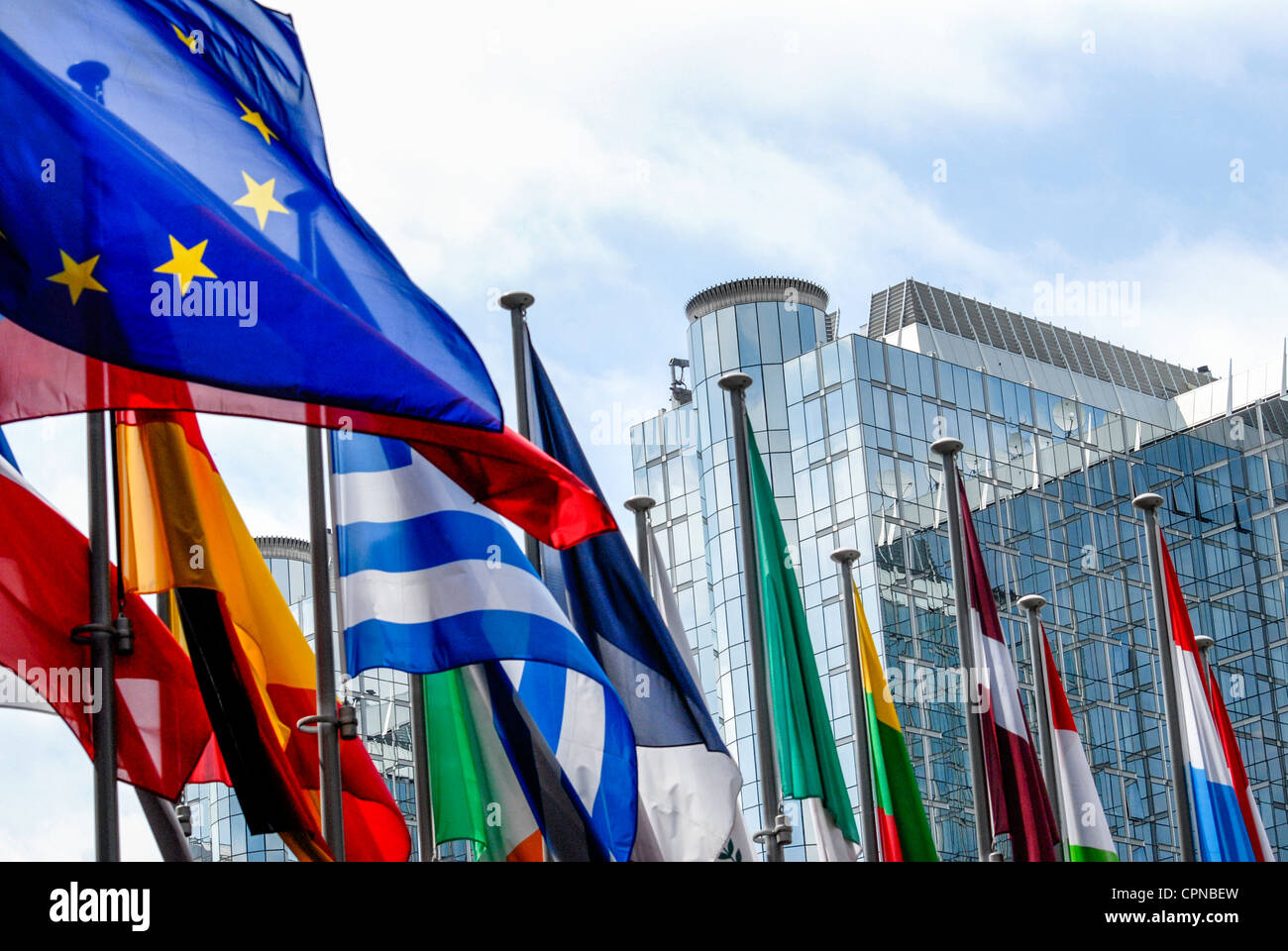 Europäischen Parlament in Brüssel mit Flaggen im Vordergrund Stockfoto