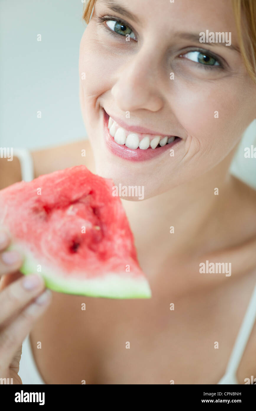 Junge Frau mit Scheibe Wassermelone, Porträt Stockfoto