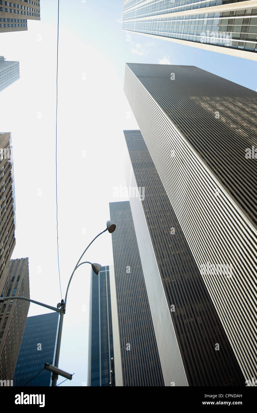 Niedrigen Winkel Ansicht von Wolkenkratzern, New York City, New York, USA Stockfoto