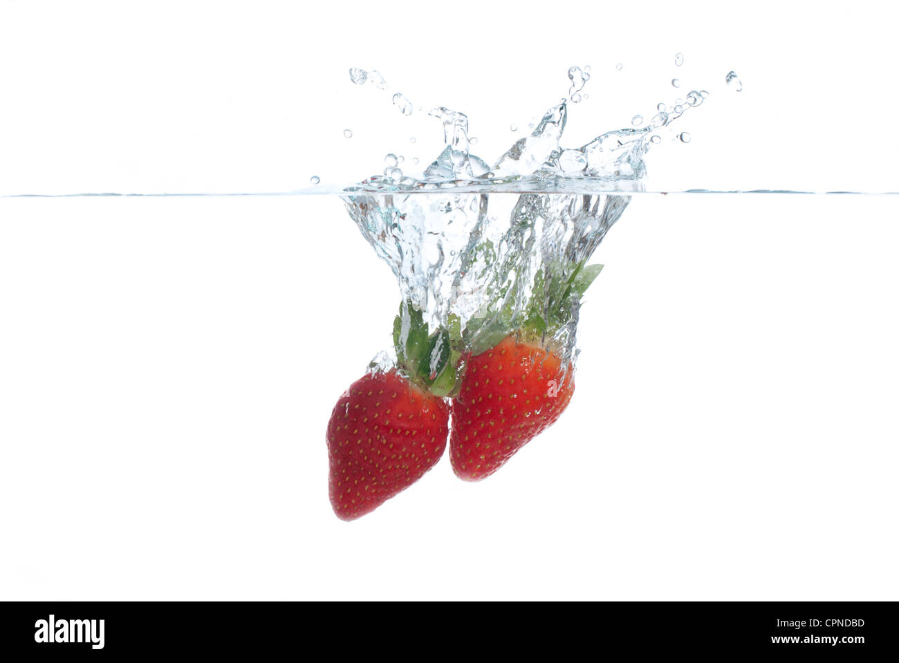 Erdbeeren in Wasser plantschen Stockfoto