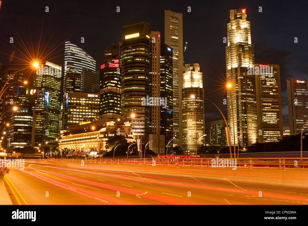 Nachtszene im Bankenviertel in Singapur Stockfoto