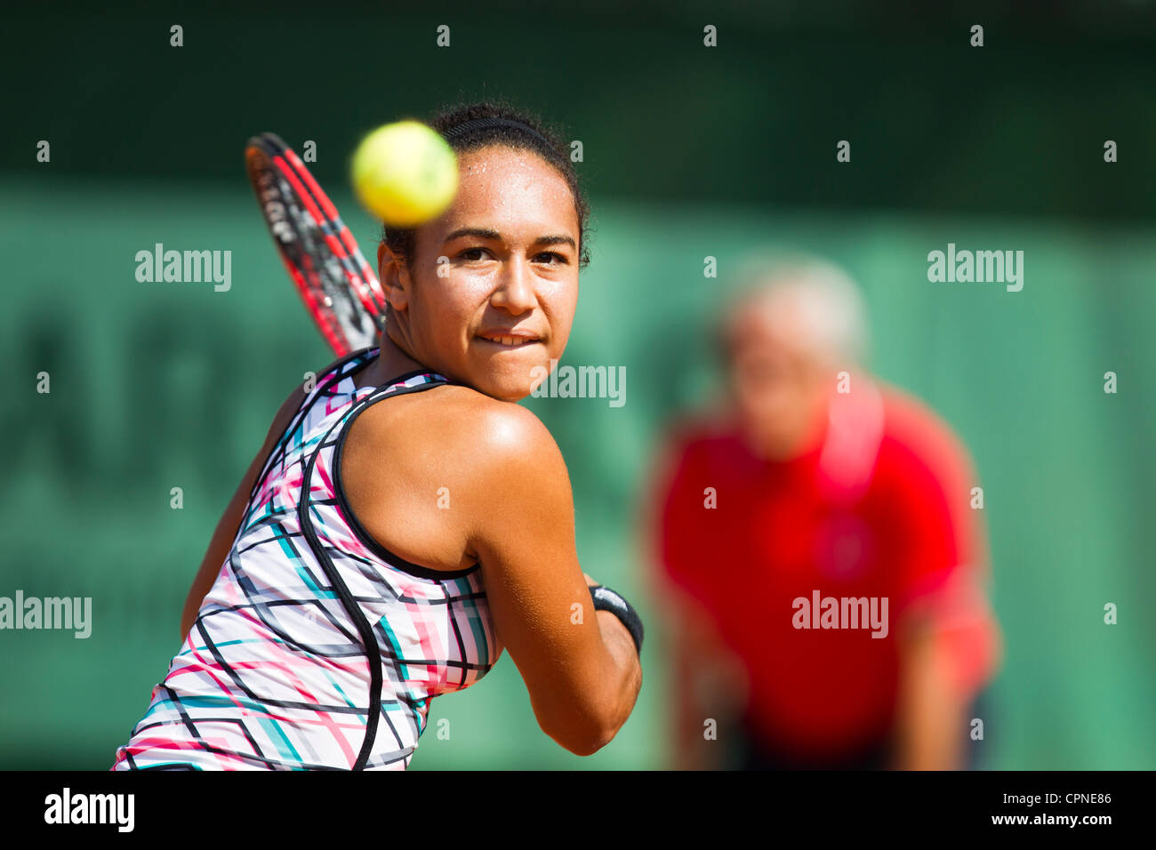 29.05.2012 Paris, Frankreich. Heather Watson in Aktion gegen Elena Vesnina am 2. Tag der Französisch Open Tennis von Roland Garros. Stockfoto