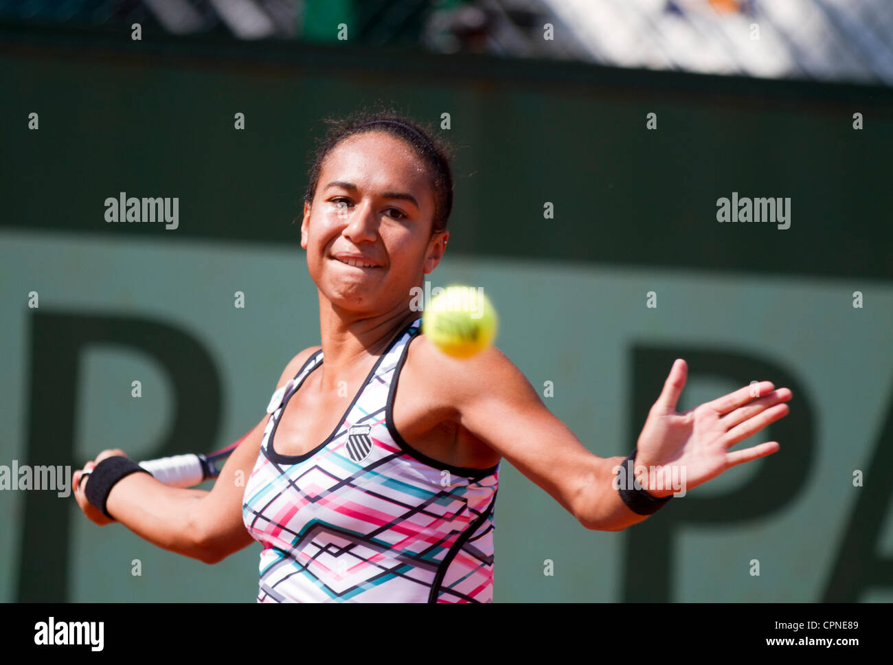 29.05.2012 Paris, Frankreich. Heather Watson in Aktion gegen Elena Vesnina am 2. Tag der Französisch Open Tennis von Roland Garros. Stockfoto