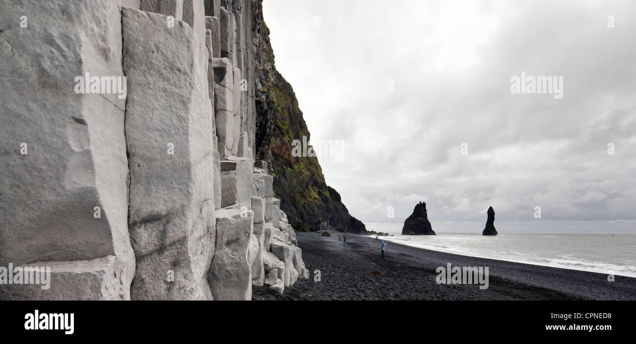 Island, Vik, Basaltsäulen und schwarzen Sandstrand Stockfoto