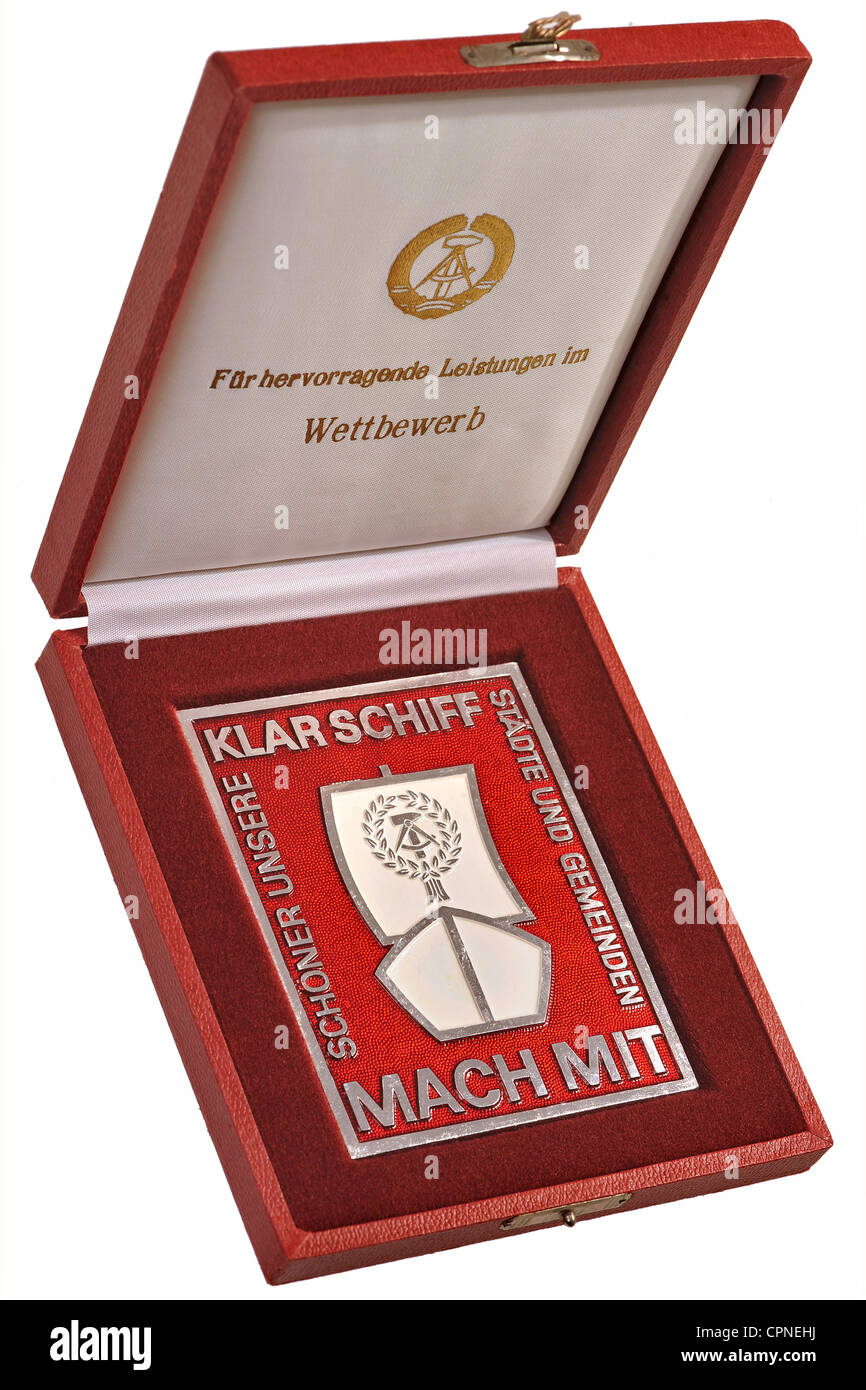 Verzierungen, 'klar Schiff', 'mach mit' (komm auf), Verdienstmarke für besondere Leistungen im Wettbewerb, etui, DDR, um 1980, , Zusatzrechte-Clearences-nicht vorhanden Stockfoto