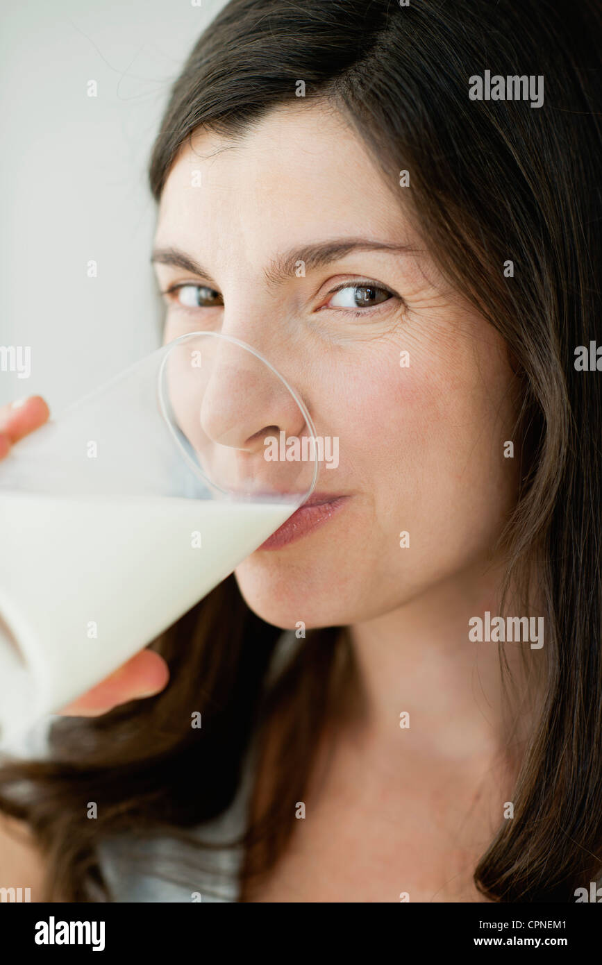 Mittleren Erwachsenenalter Frau Glas Milch Stockfoto