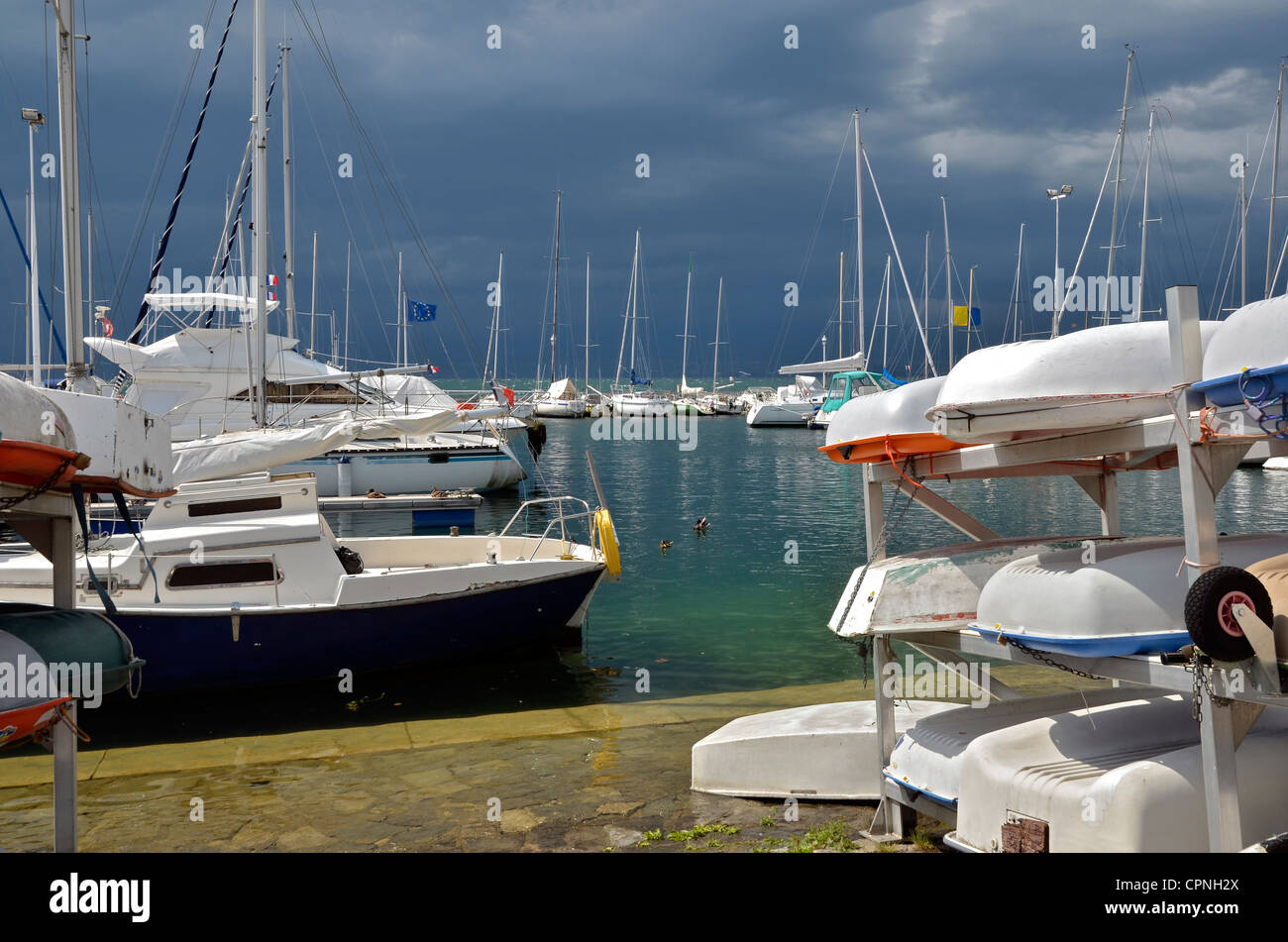 Hafen von Thonon-Les-Bains am Ufer des Genfer Sees im Osten Frankreichs, Gemeinde im Département Haute-Savoie. Stockfoto