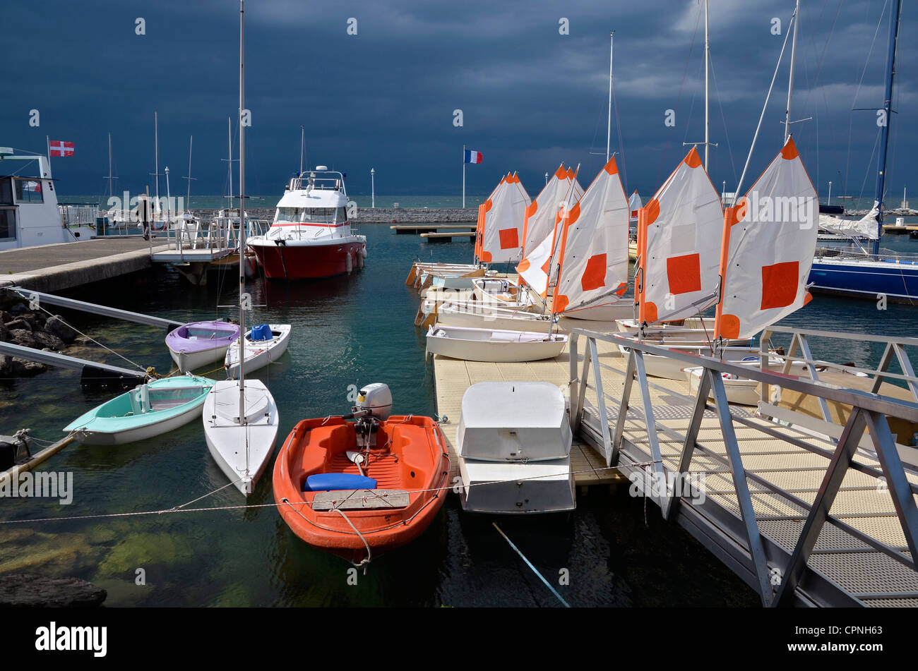 Kleine Boote in dem Hafen von Thonon-Les-Bains am Ufer des Genfer Sees im Osten Frankreichs, Gemeinde in der Haute-Savoie. Stockfoto