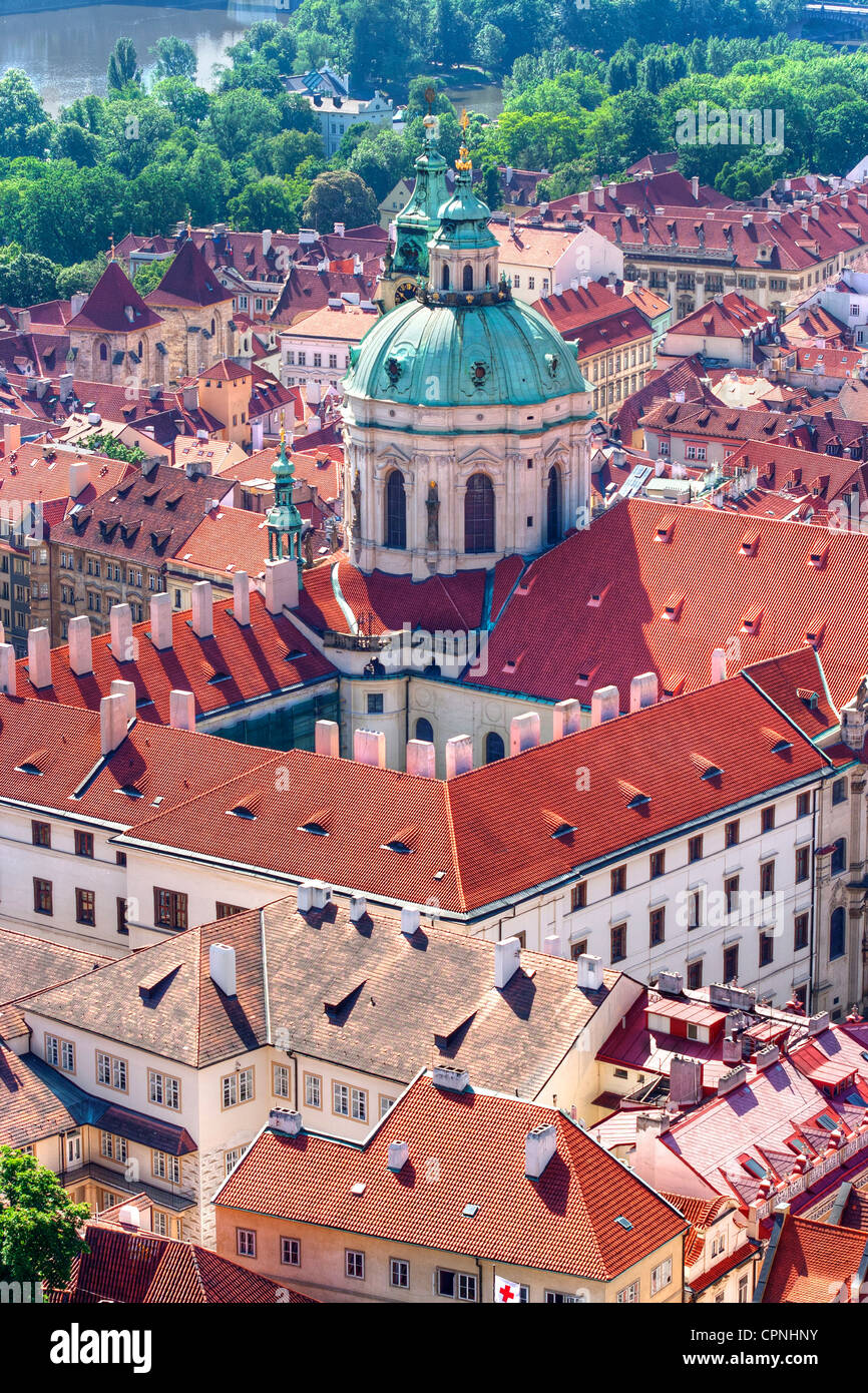 St. Nikolas Kirche, eines der wichtigsten Gebäude der barocken Prag, mit einer dominierenden Kuppel und Glockenturm Stockfoto