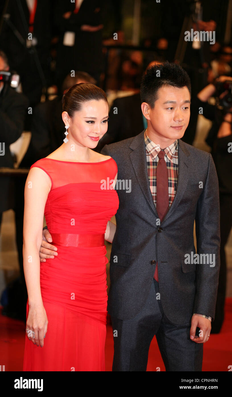 Tong Dawei und Guan Yue Ankunft bei der Gala-Vorführung des Films Baad El Mawkeaa bei der 65. Filmfestspiele von Cannes. Stockfoto