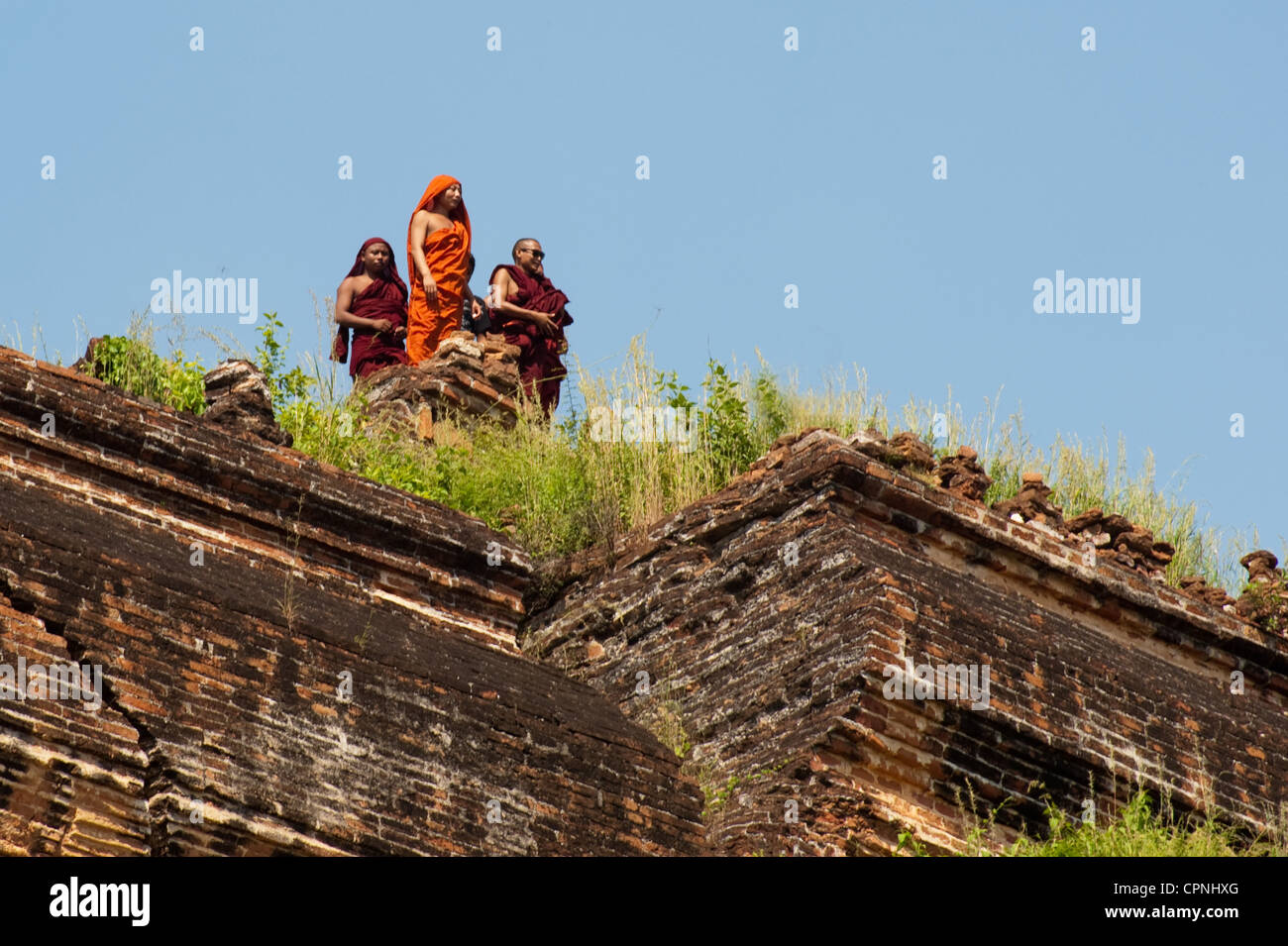 Mönche am unvollendeten Tempel Stockfoto