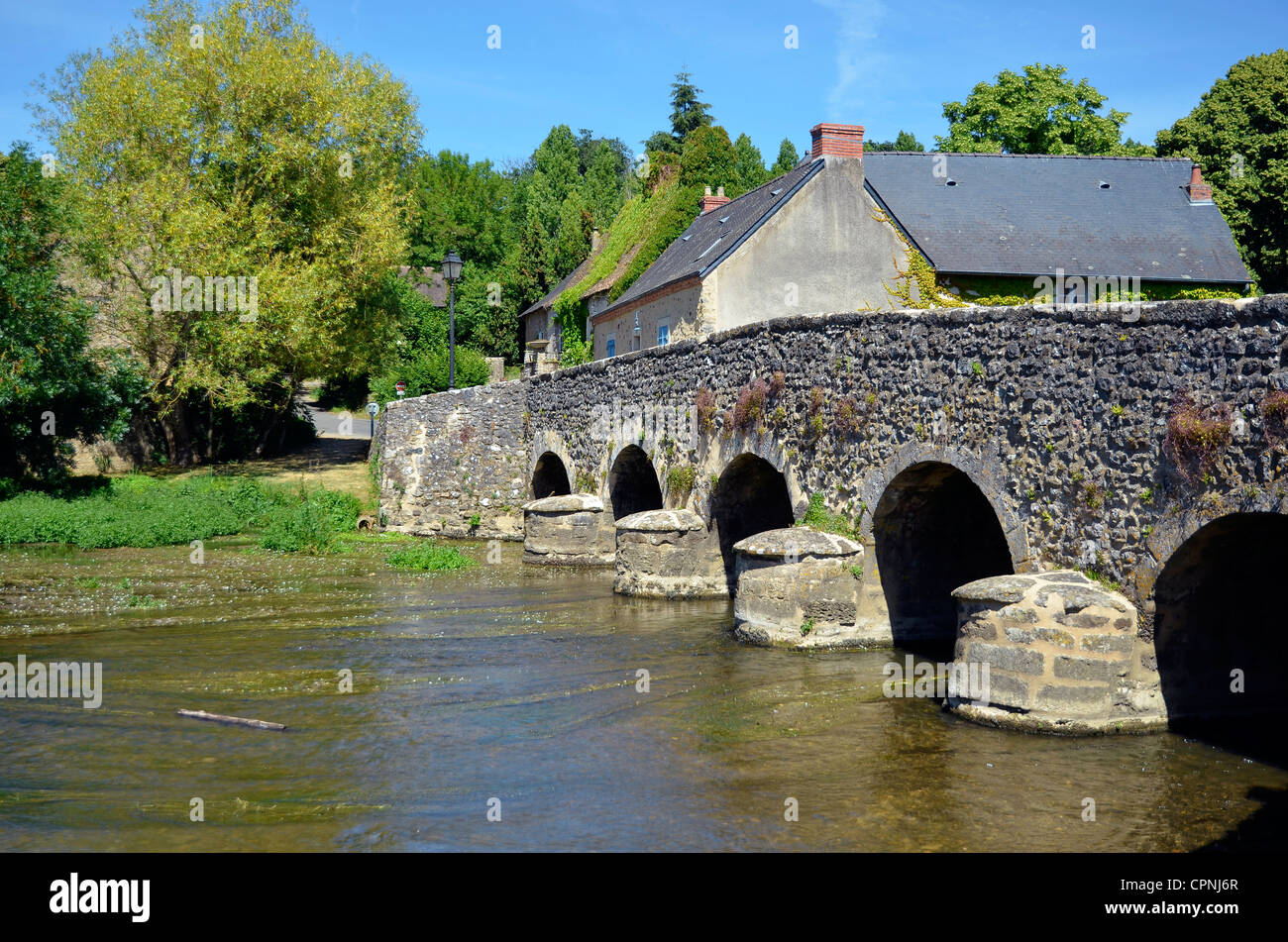 Alte Brücke am Vègre River bei Asnières Sur Vègre in Frankreich, Gemeinde der Region Pays De La Loire im Nordwesten Frankreichs Stockfoto