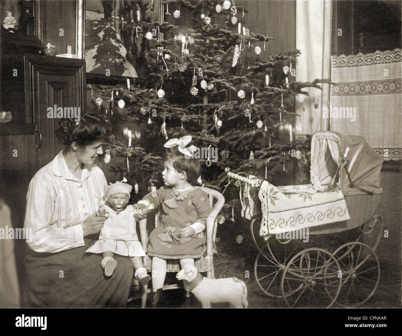 Weihnachten, Heiligabend, Mutter und Tochter mit Weihnachtsbaum, München, Deutschland, 24.12.1924, zusätzliche-Rechte-Clearences-nicht verfügbar Stockfoto