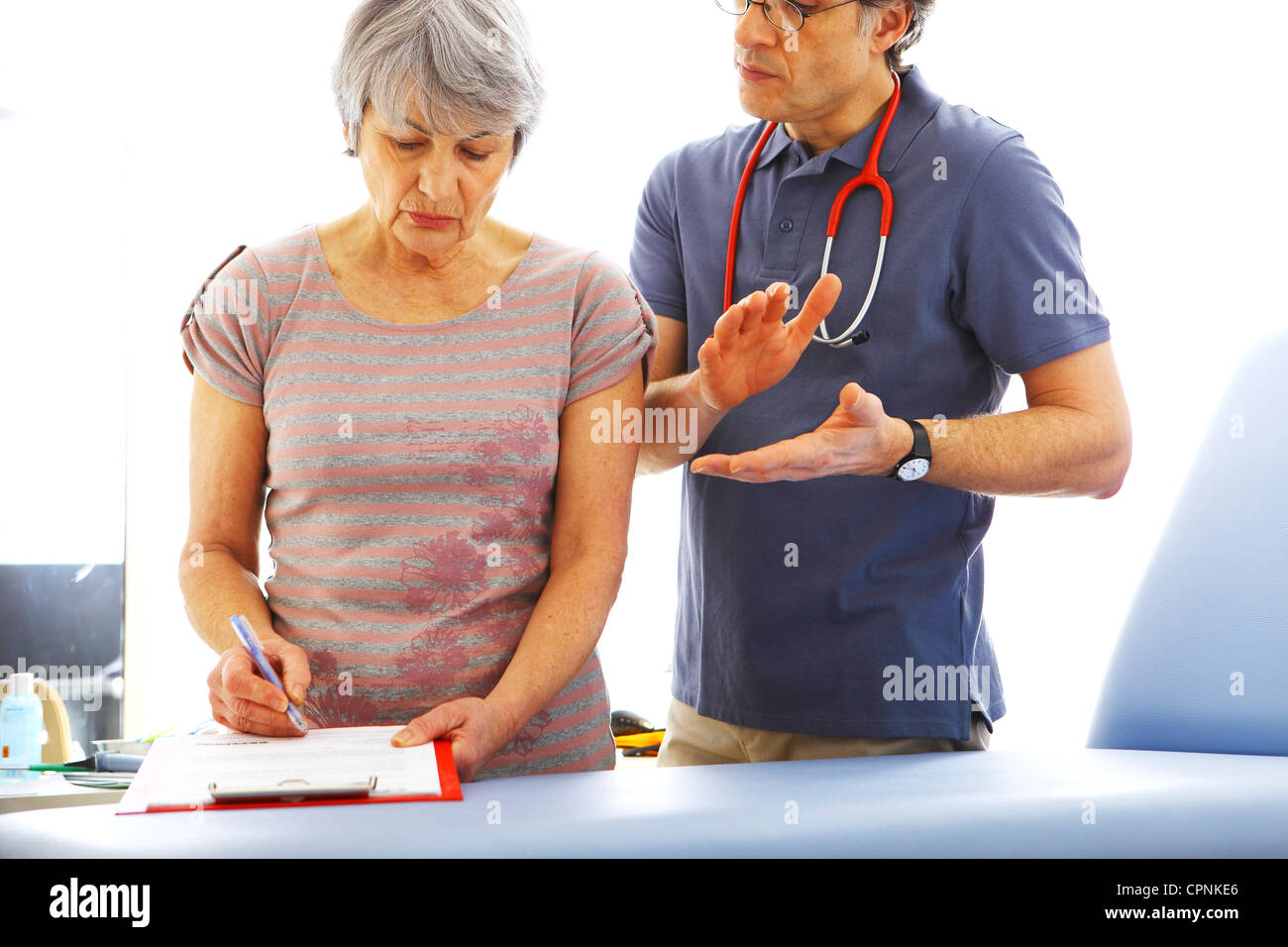 ÄLTERE PERSON IN ABSPRACHE Stockfoto