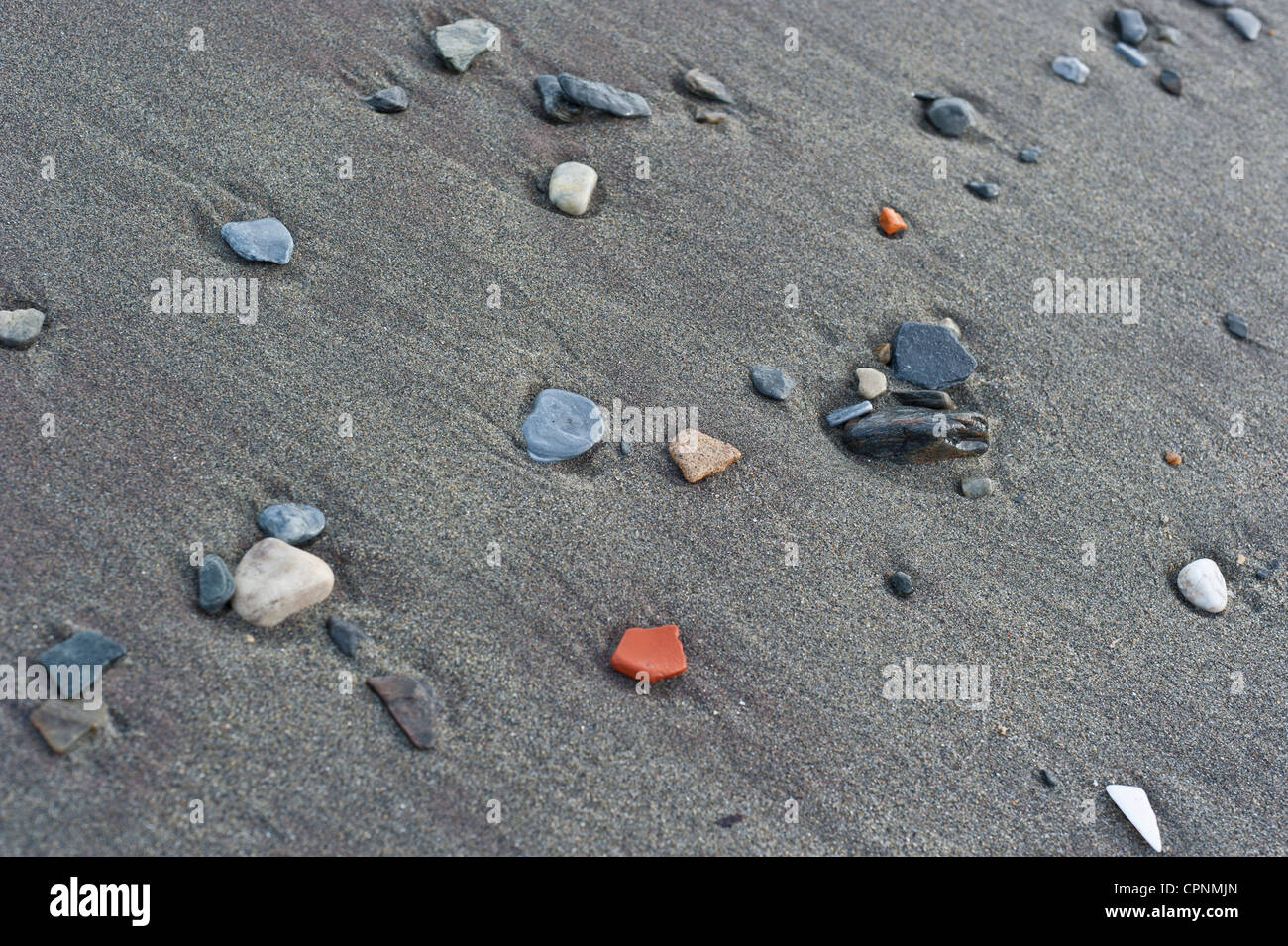 Die verschiedenfarbigen Steine am Strand Stockfoto