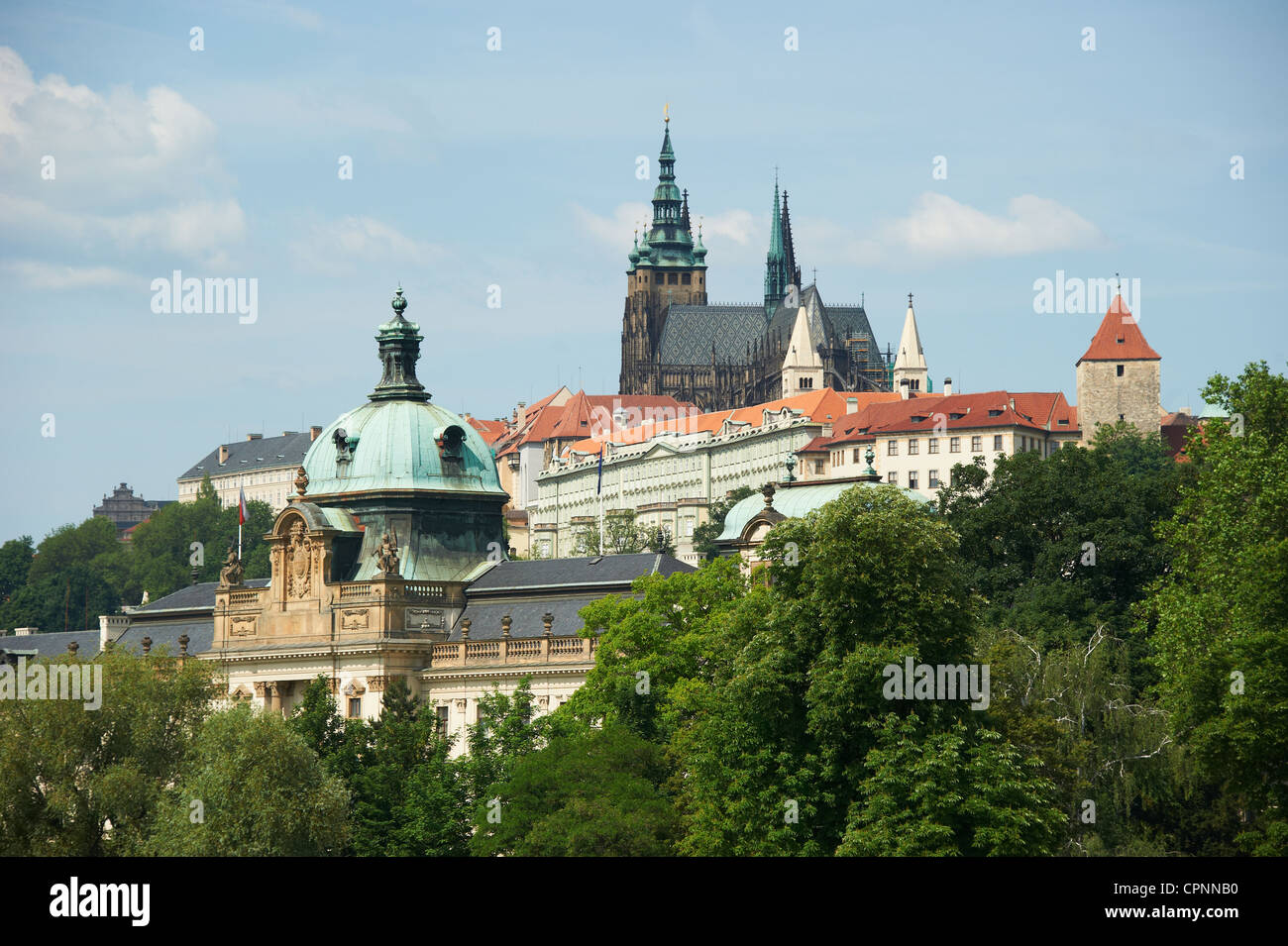 Sankt-Veits Kathedrale Prager Burg und Strakova oder Straka Akademie (der aktuelle Sitz der tschechischen Regierung) Tschechische Republik Stockfoto