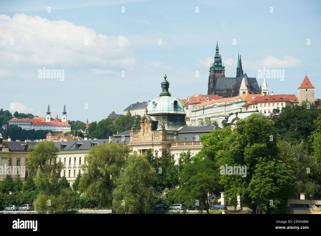 Sankt-Veits Kathedrale Prager Burg und Strakova oder Straka Akademie (der aktuelle Sitz der tschechischen Regierung) Tschechische Republik Stockfoto