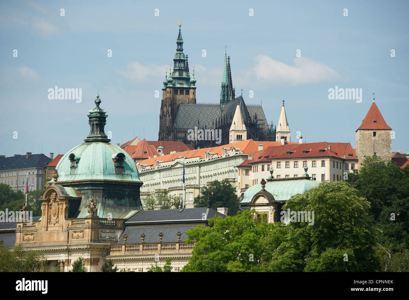 Sankt-Veits Kathedrale Prager Burg und Strakova oder Straka Akademie (der aktuelle Sitz der tschechischen Regierung) Tschechische Republik Stockfoto