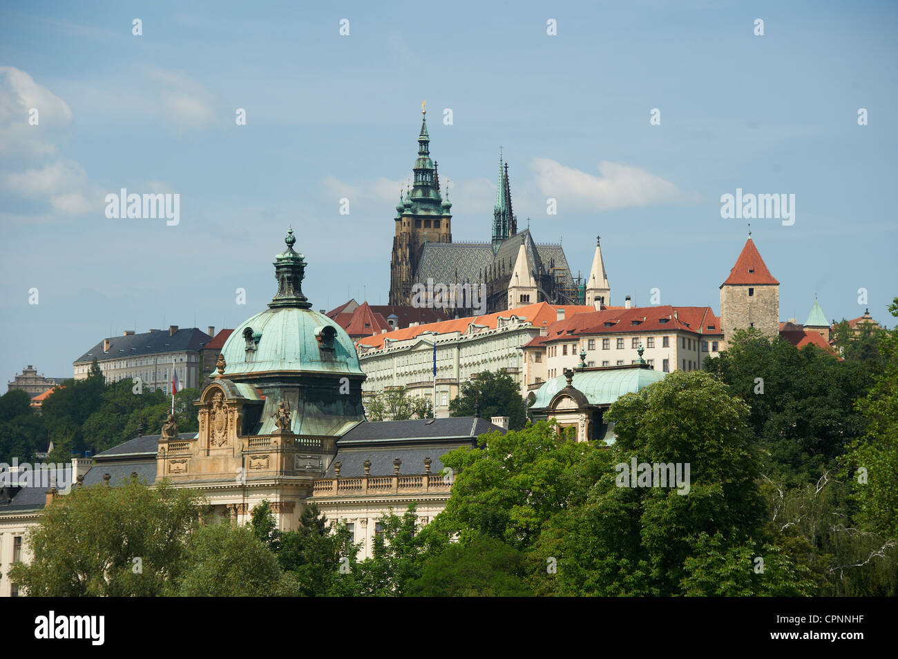 Sankt-Veits Kathedrale Prager Burg und Strakova oder Straka Akademie (der aktuelle Sitz der tschechischen Regierung) Tschechische Republik Stockfoto