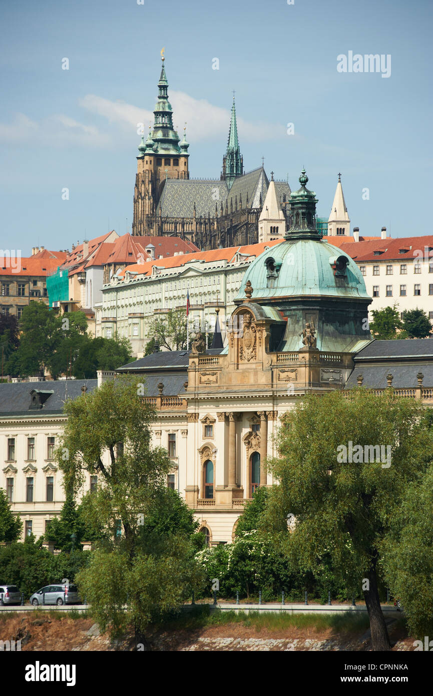 Sankt-Veits Kathedrale Prager Burg und Strakova oder Straka Akademie (der aktuelle Sitz der tschechischen Regierung) Tschechische Republik Stockfoto