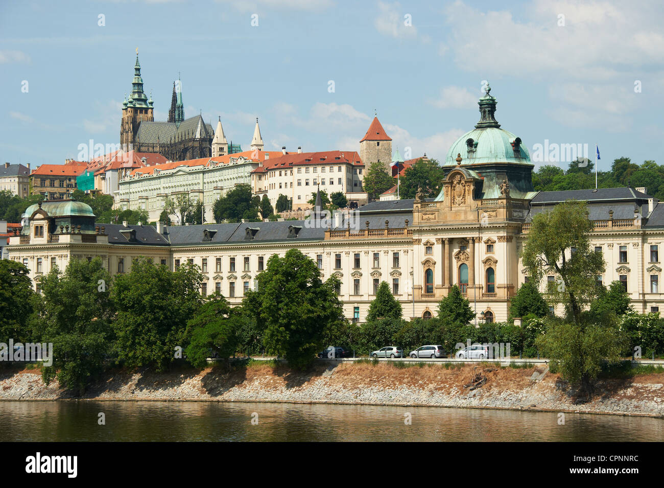 Sankt-Veits Kathedrale Prager Burg Vltava (Moldau) Tschechische Republik und die Straka Academy - Strakova akademie Stockfoto