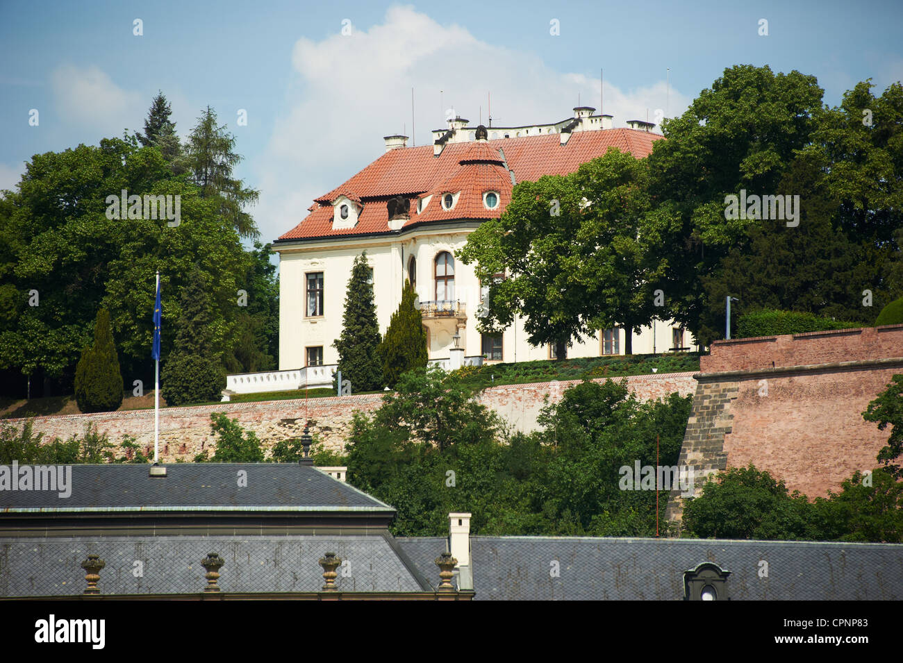 Straka oder Strakova Akademie, Goverment Büro, Kleinseite, Prag, Tschechische Republik und Villa von Karel Kramar, Hradschin, Letna Stockfoto